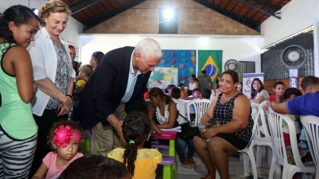 Mike Pence em visita à Casa de Acolhida de refugiados, em Manaus. / Foto: Ricardo Oliveira (AFP)